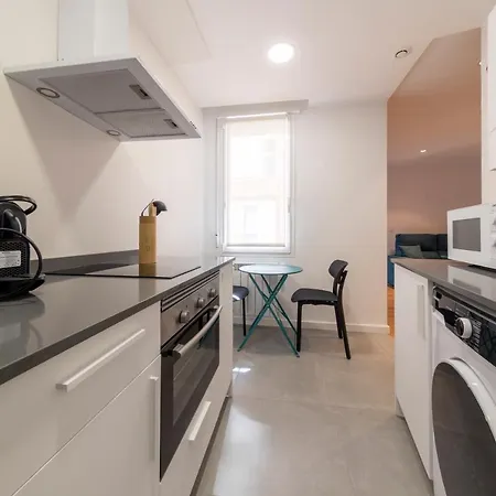 Dwo Abaster Apartment